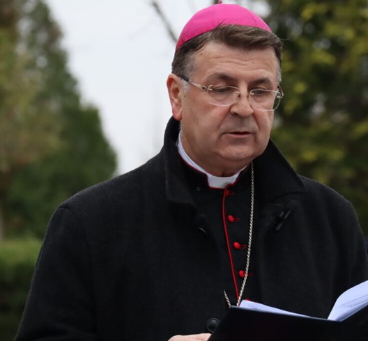 Biskup Šaško predvodio molitvu na oskvrnutim grobovima hrvatskih vojnika na Mirogoju